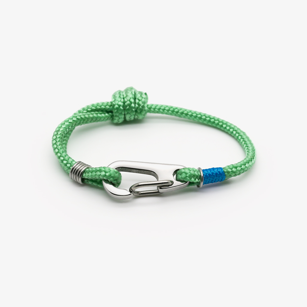 Bracelet Avoriaz en mousqueton avec corde verte pour enfant – vue produit sur fond blanc – Monzémaré