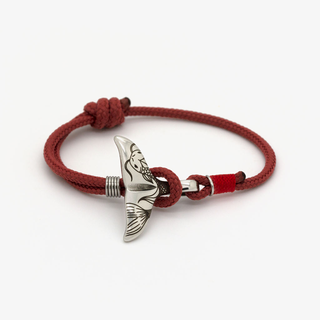 Bracelet femme en corde rouge avec attache baleine gravée d’une carpe Koi – vue produit sur fond blanc – Monzémaré