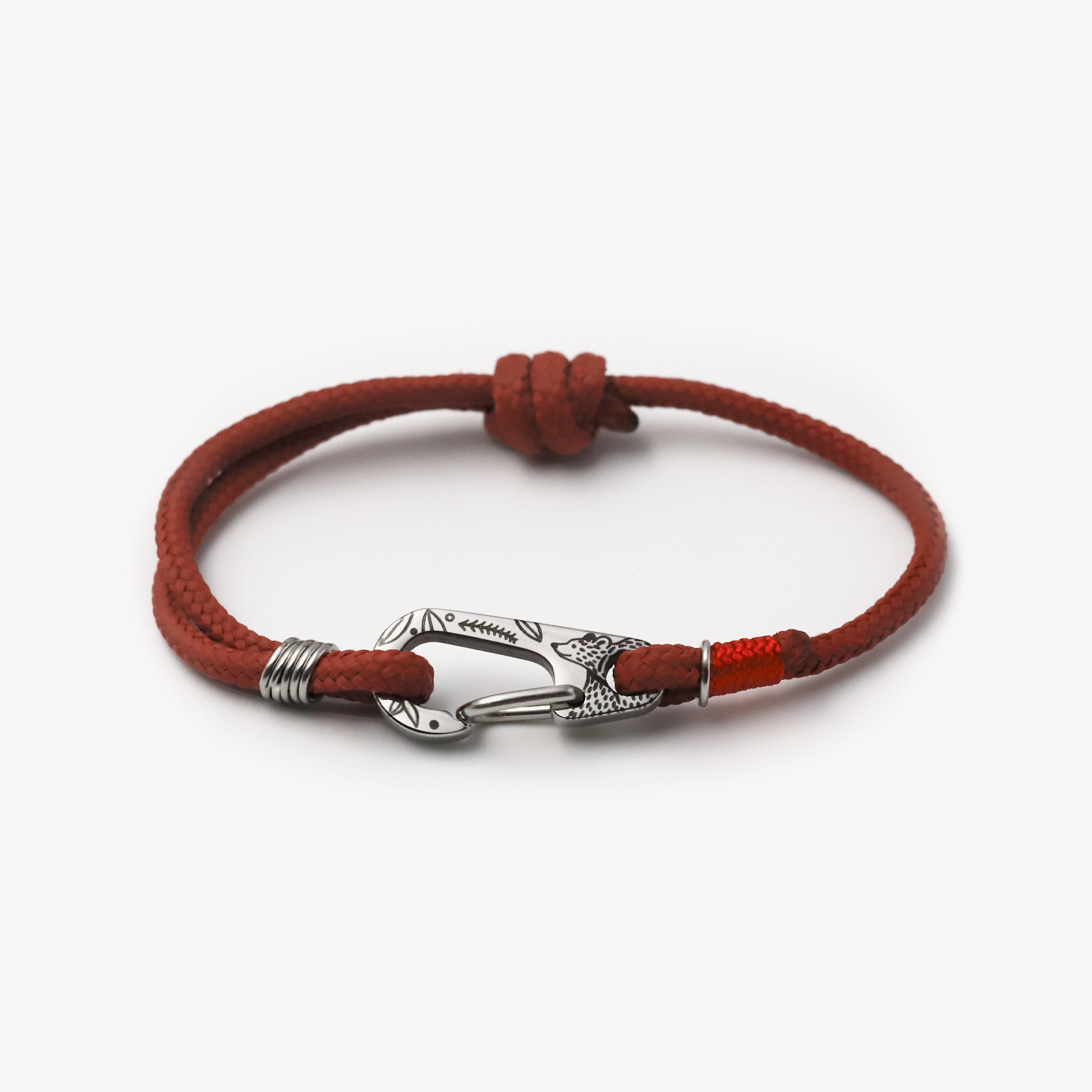 Bracelet en corde rouge pour femme avec mousqueton gravé d’un ours – style nature et symbole de force – Monzémaré