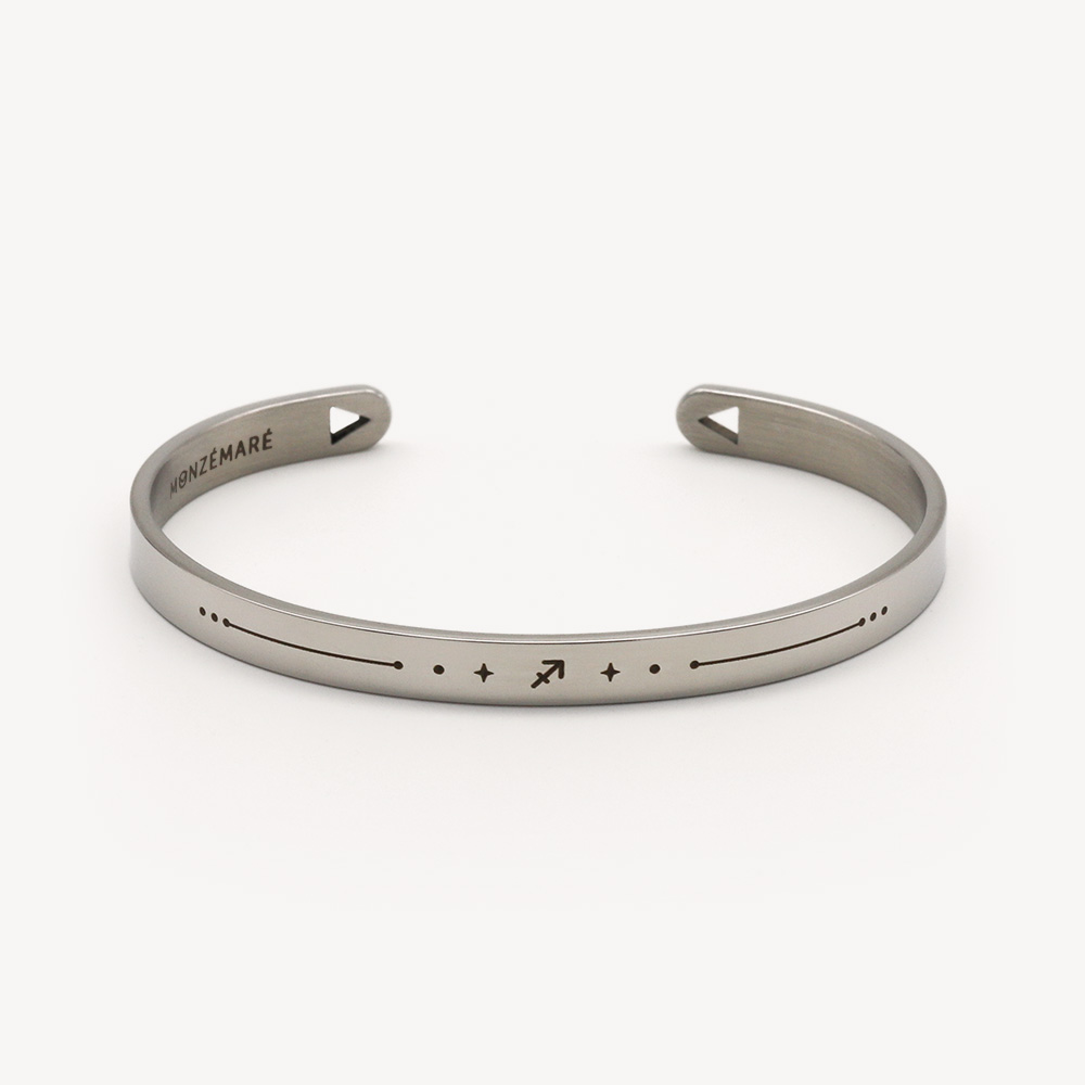 Bracelet jonc astrologique Sagittaire en acier – vue studio – Monzémaré